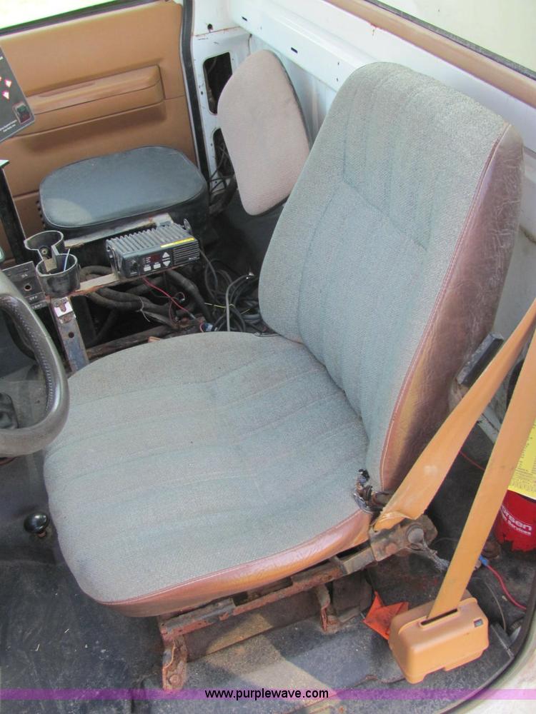 image for item E2507 1993 GMC C7H042 spreader truck