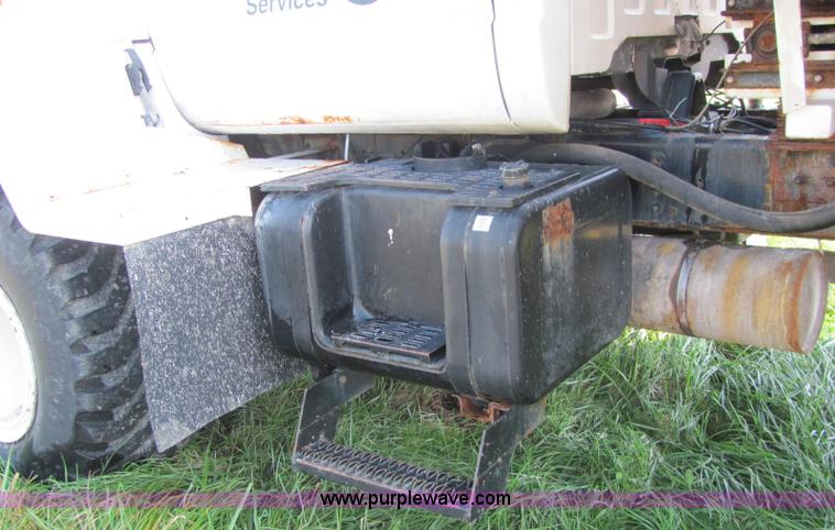 image for item E2507 1993 GMC C7H042 spreader truck