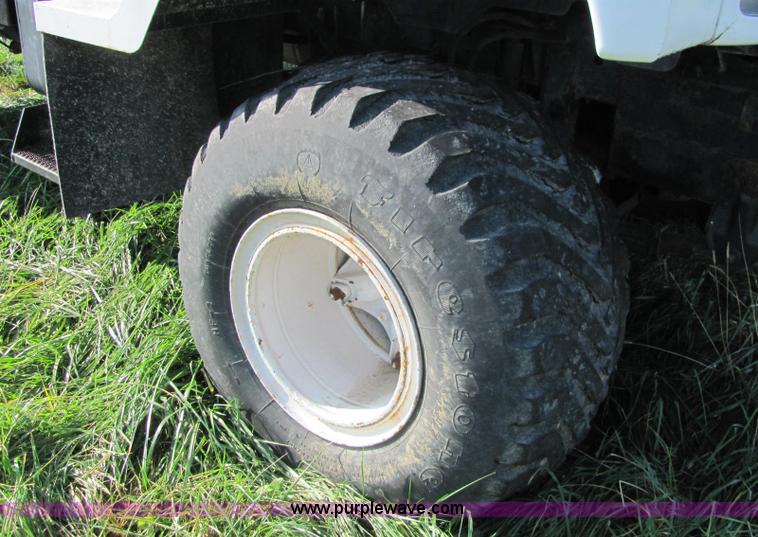 image for item E2507 1993 GMC C7H042 spreader truck