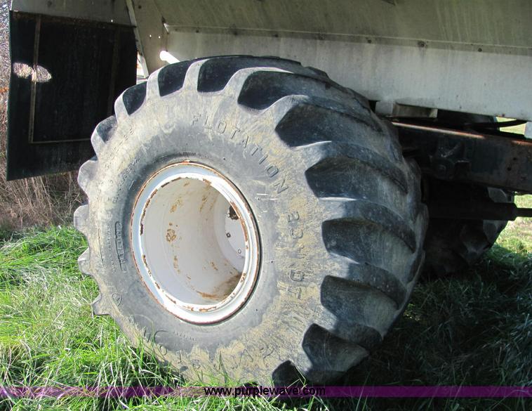 image for item E2507 1993 GMC C7H042 spreader truck