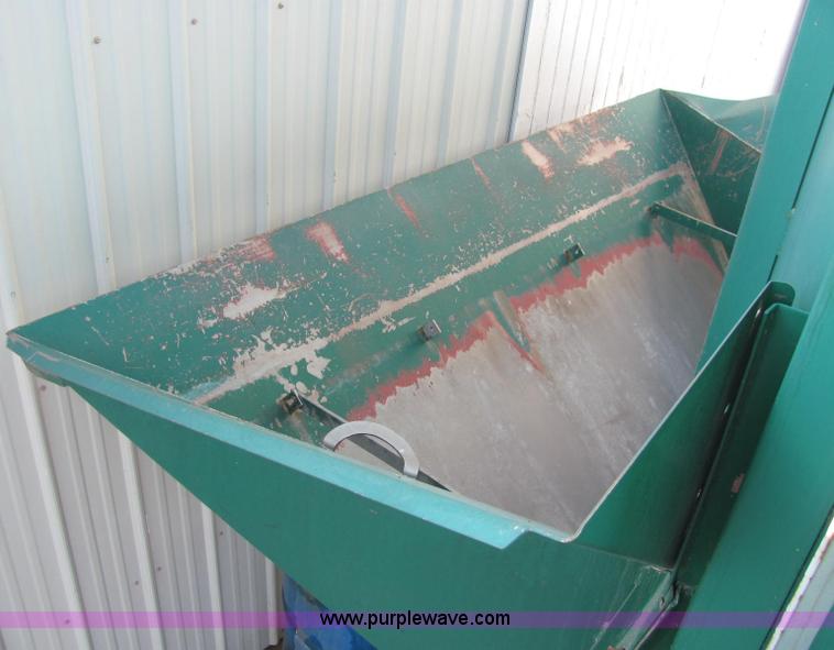 image for item E2509 Doyle 8 ton fertilizer blender