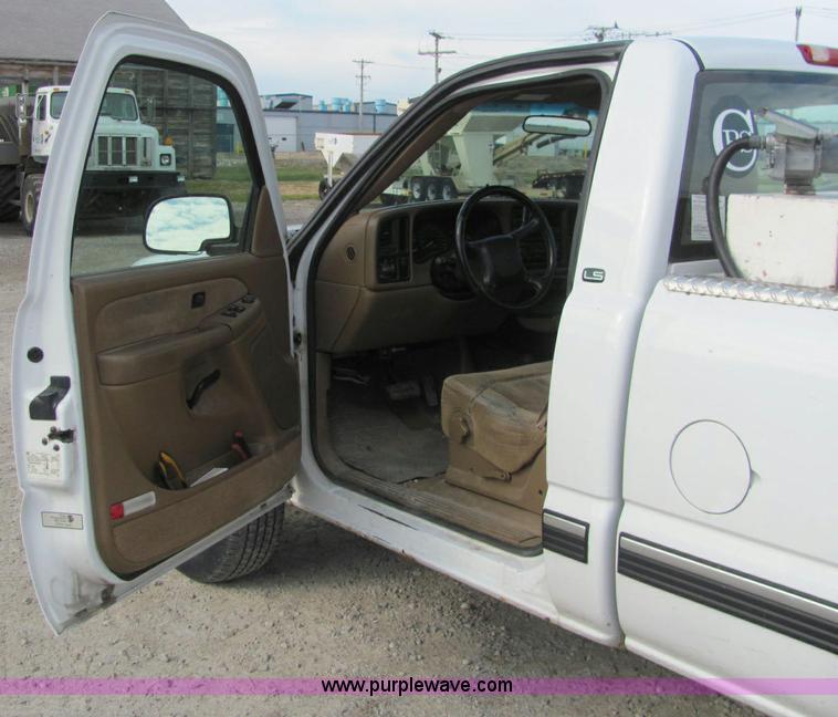 image for item E2514 2000 Chevrolet 2500 pickup truck