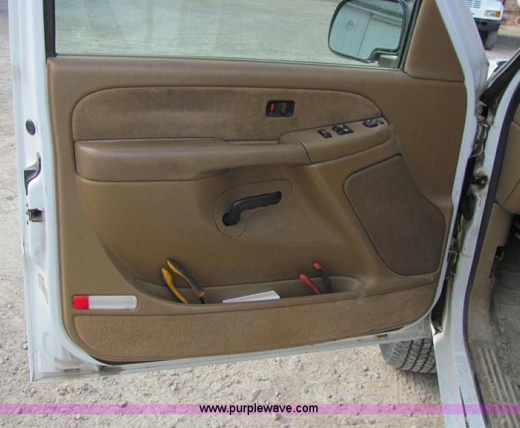 image for item E2514 2000 Chevrolet 2500 pickup truck