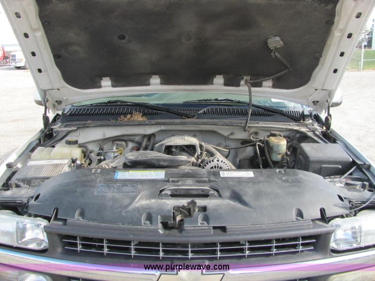 image for item E2514 2000 Chevrolet 2500 pickup truck