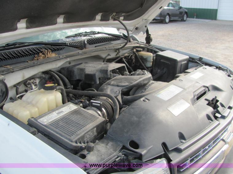 image for item E2514 2000 Chevrolet 2500 pickup truck