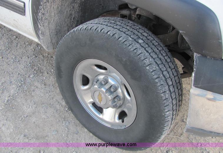 image for item E2514 2000 Chevrolet 2500 pickup truck