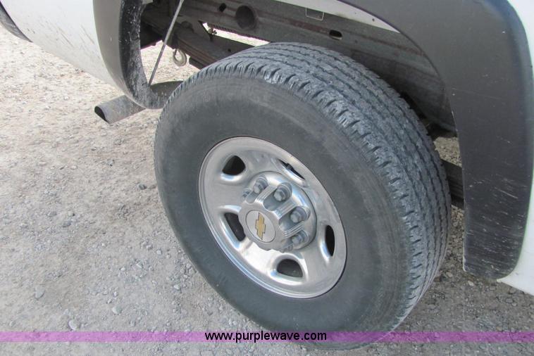 image for item E2514 2000 Chevrolet 2500 pickup truck