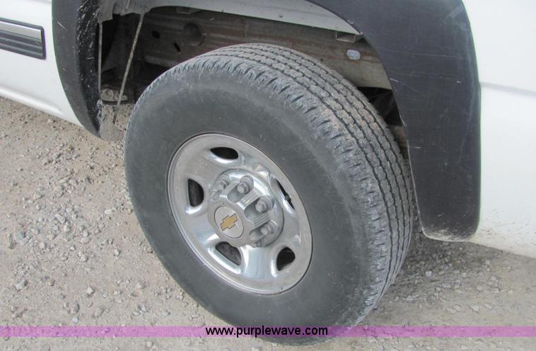 image for item E2514 2000 Chevrolet 2500 pickup truck