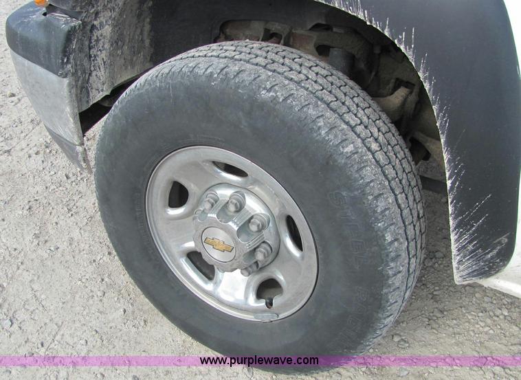 image for item E2514 2000 Chevrolet 2500 pickup truck