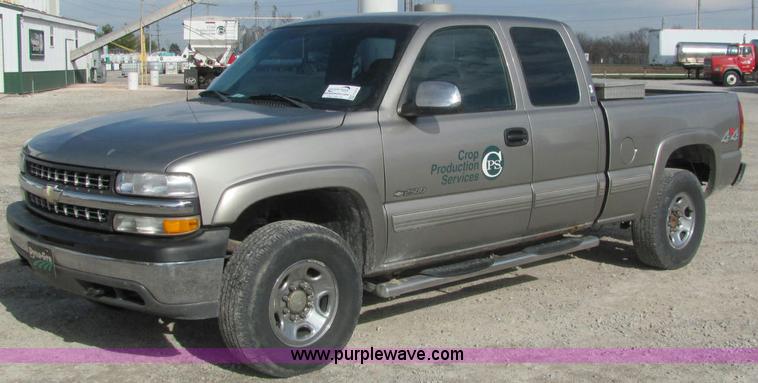 image for item E2515 2001 Chevrolet 2500 extended cab pickup truck
