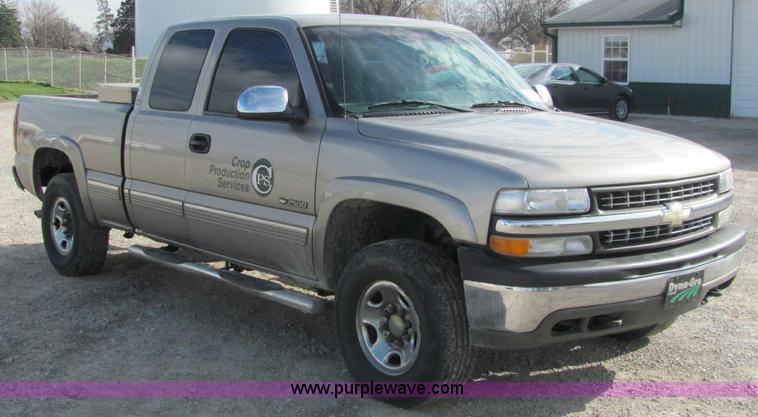 image for item E2515 2001 Chevrolet 2500 extended cab pickup truck