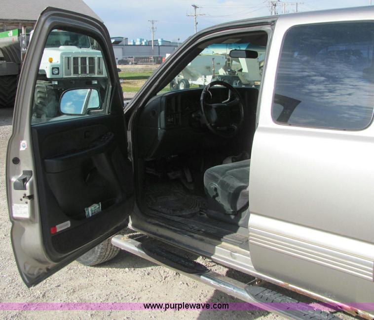 image for item E2515 2001 Chevrolet 2500 extended cab pickup truck