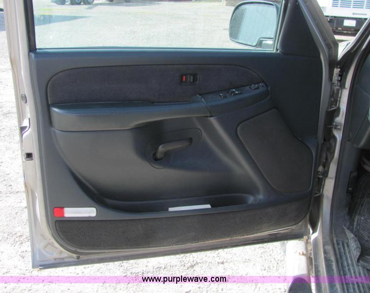 image for item E2515 2001 Chevrolet 2500 extended cab pickup truck