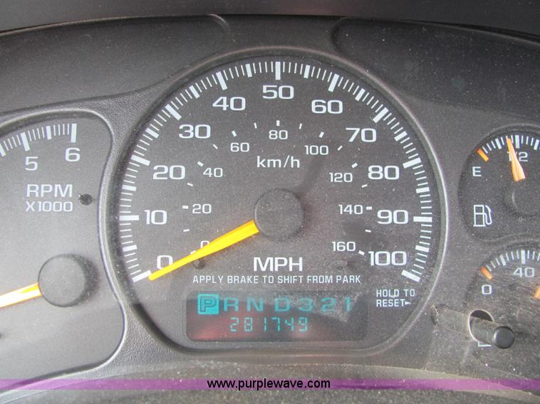 image for item E2515 2001 Chevrolet 2500 extended cab pickup truck