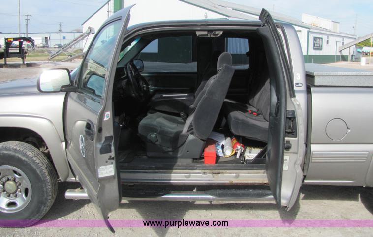 image for item E2515 2001 Chevrolet 2500 extended cab pickup truck