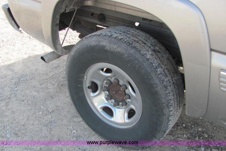 image for item E2515 2001 Chevrolet 2500 extended cab pickup truck