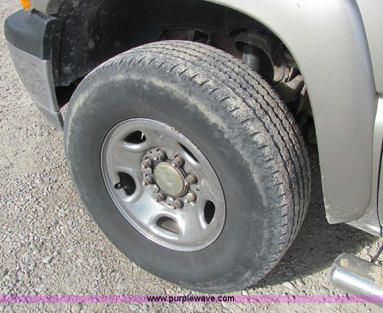 image for item E2515 2001 Chevrolet 2500 extended cab pickup truck