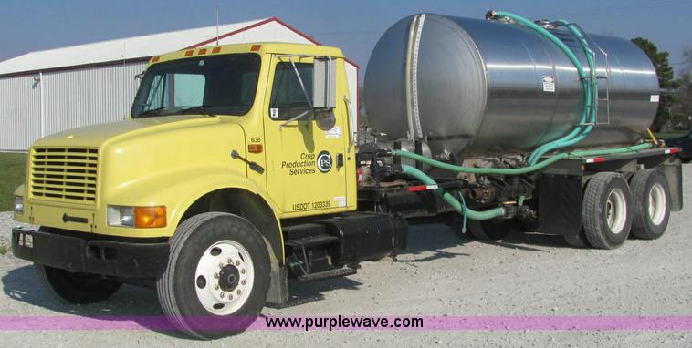 image for item E2528 1994 International 4900 fertilizer tender truck