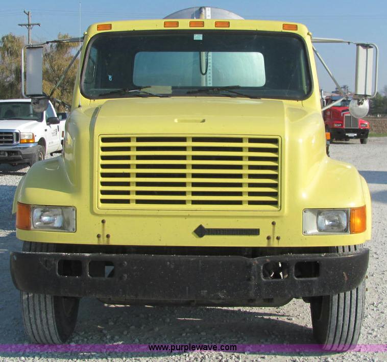 image for item E2528 1994 International 4900 fertilizer tender truck