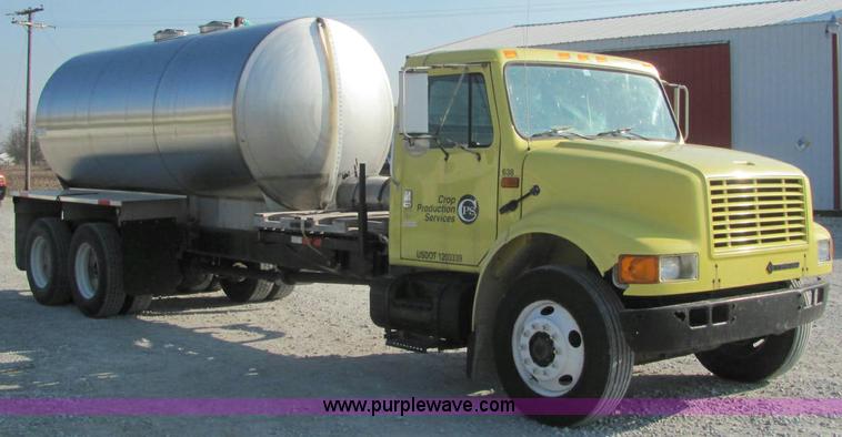 image for item E2528 1994 International 4900 fertilizer tender truck