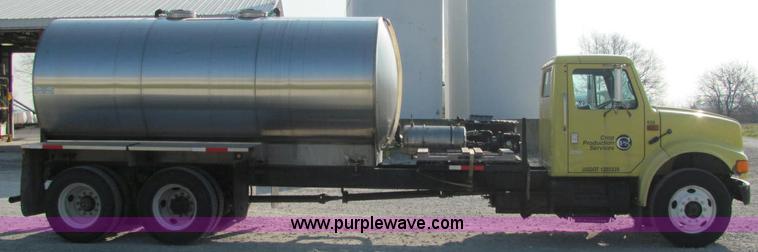 image for item E2528 1994 International 4900 fertilizer tender truck