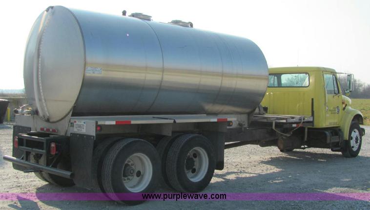 image for item E2528 1994 International 4900 fertilizer tender truck