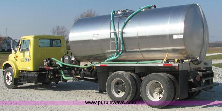 image for item E2528 1994 International 4900 fertilizer tender truck