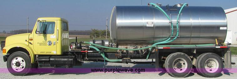 image for item E2528 1994 International 4900 fertilizer tender truck