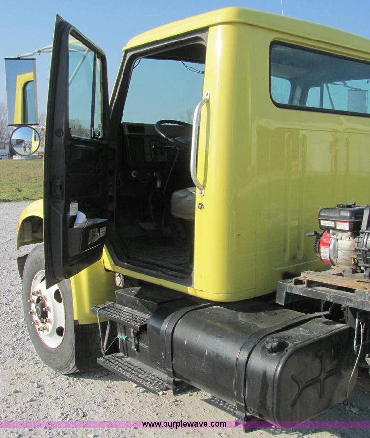 image for item E2528 1994 International 4900 fertilizer tender truck