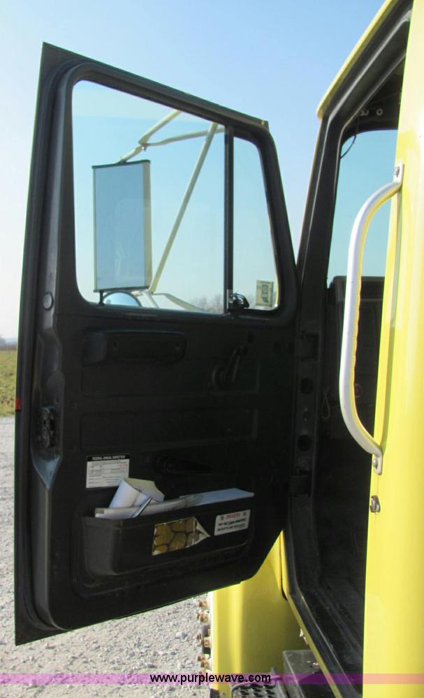 image for item E2528 1994 International 4900 fertilizer tender truck