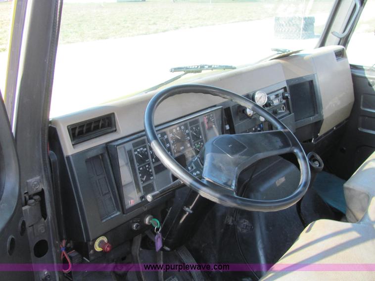 image for item E2528 1994 International 4900 fertilizer tender truck