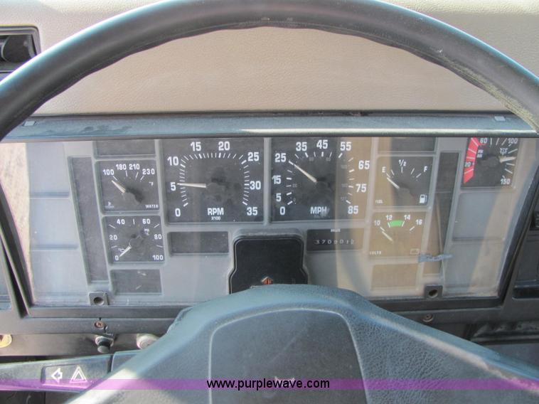 image for item E2528 1994 International 4900 fertilizer tender truck