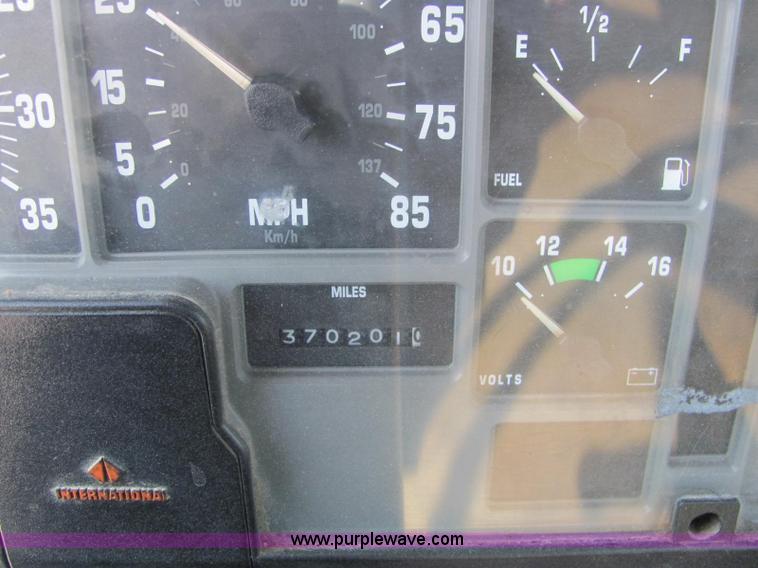 image for item E2528 1994 International 4900 fertilizer tender truck