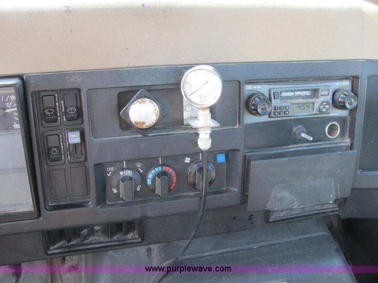 image for item E2528 1994 International 4900 fertilizer tender truck