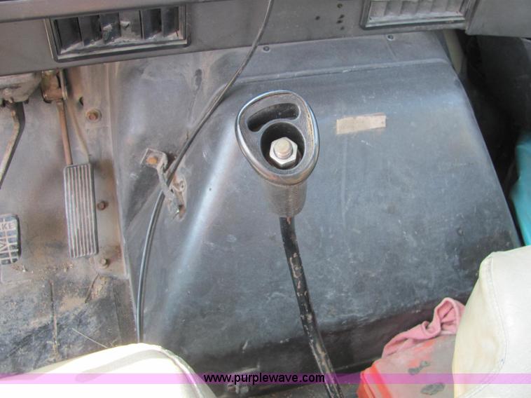 image for item E2528 1994 International 4900 fertilizer tender truck