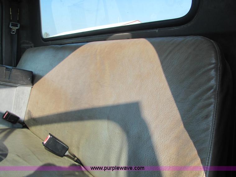 image for item E2528 1994 International 4900 fertilizer tender truck