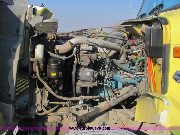 image for item E2528 1994 International 4900 fertilizer tender truck