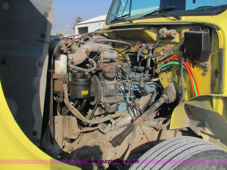 image for item E2528 1994 International 4900 fertilizer tender truck