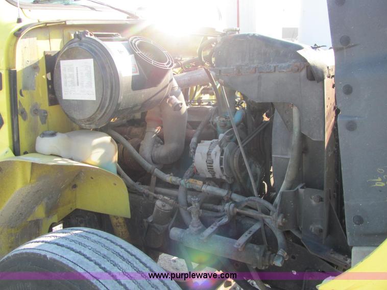 image for item E2528 1994 International 4900 fertilizer tender truck