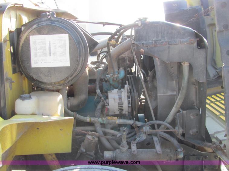 image for item E2528 1994 International 4900 fertilizer tender truck