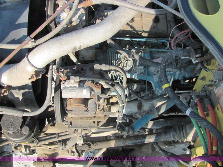 image for item E2528 1994 International 4900 fertilizer tender truck