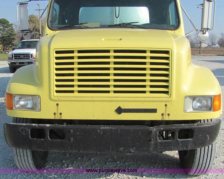 image for item E2528 1994 International 4900 fertilizer tender truck