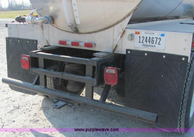 image for item E2528 1994 International 4900 fertilizer tender truck