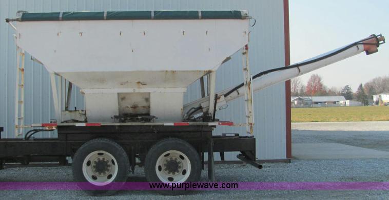image for item E2528 1994 International 4900 fertilizer tender truck