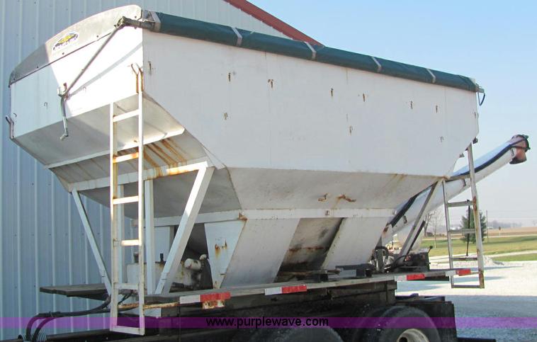 image for item E2528 1994 International 4900 fertilizer tender truck