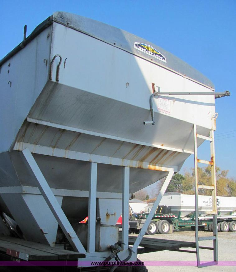 image for item E2528 1994 International 4900 fertilizer tender truck