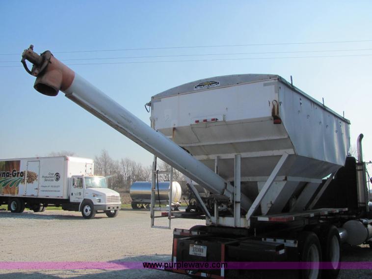 image for item E2528 1994 International 4900 fertilizer tender truck