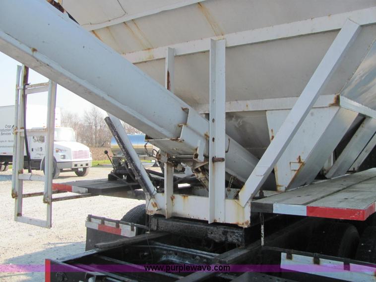 image for item E2528 1994 International 4900 fertilizer tender truck