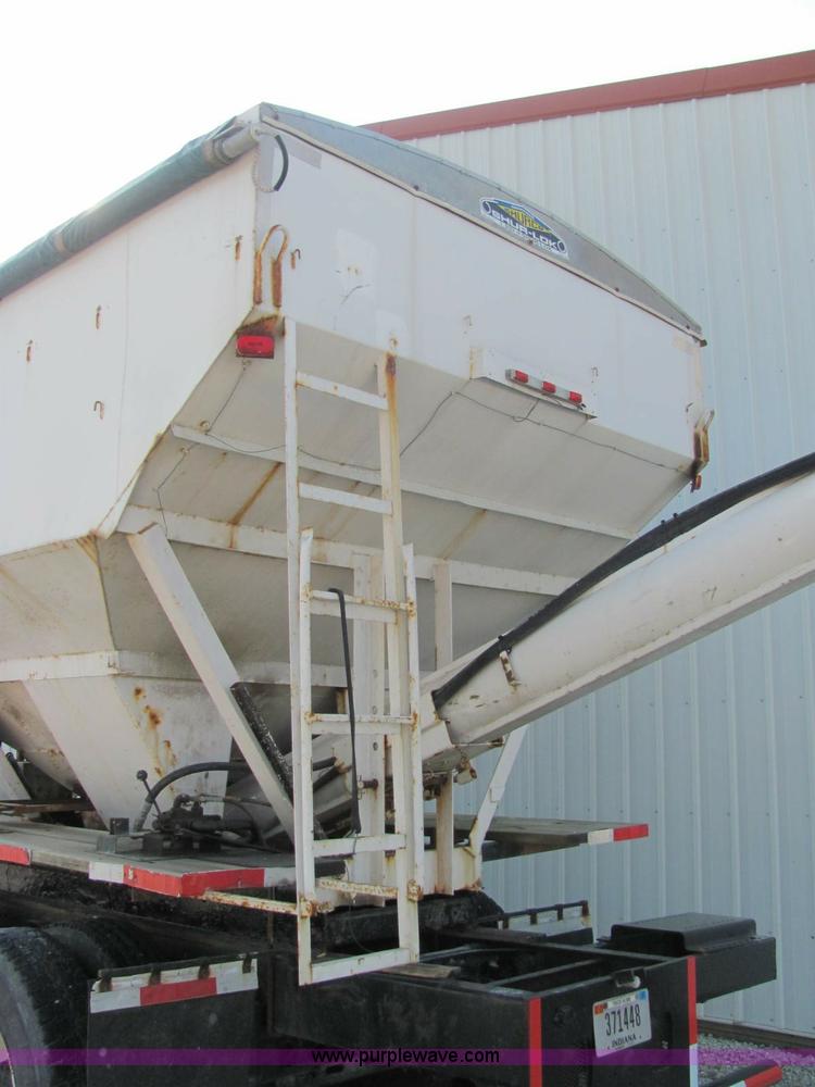 image for item E2528 1994 International 4900 fertilizer tender truck