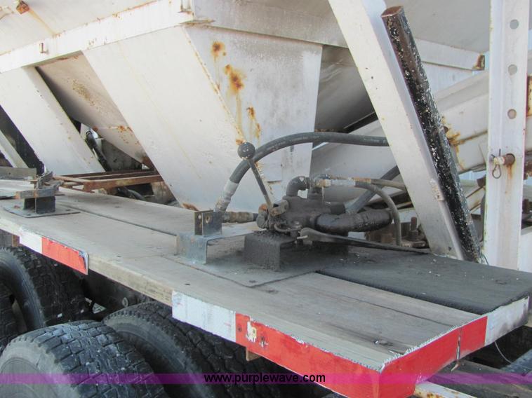 image for item E2528 1994 International 4900 fertilizer tender truck